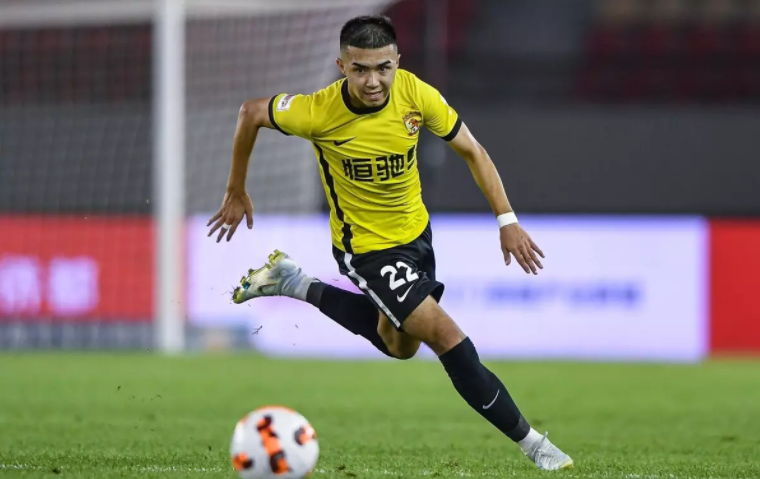  新星闪耀赛场，年轻前锋独中三元