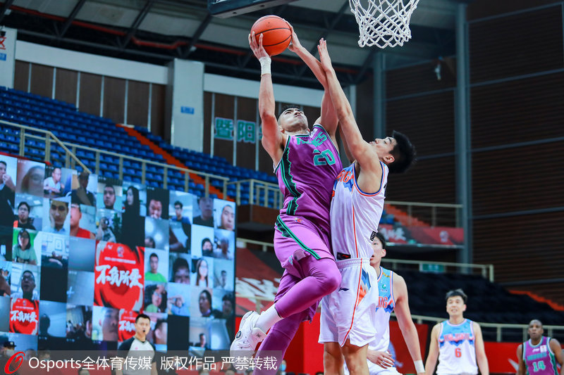  老将复出首秀砍下两双引喝彩