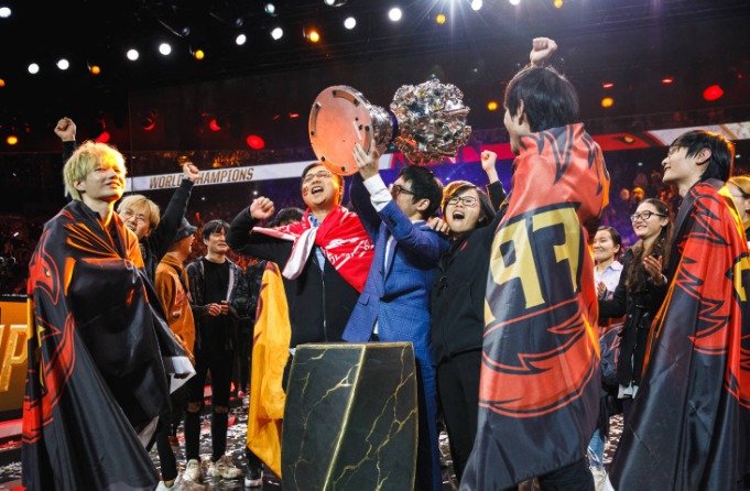  电竞战队逆风翻盘勇夺联赛桂冠