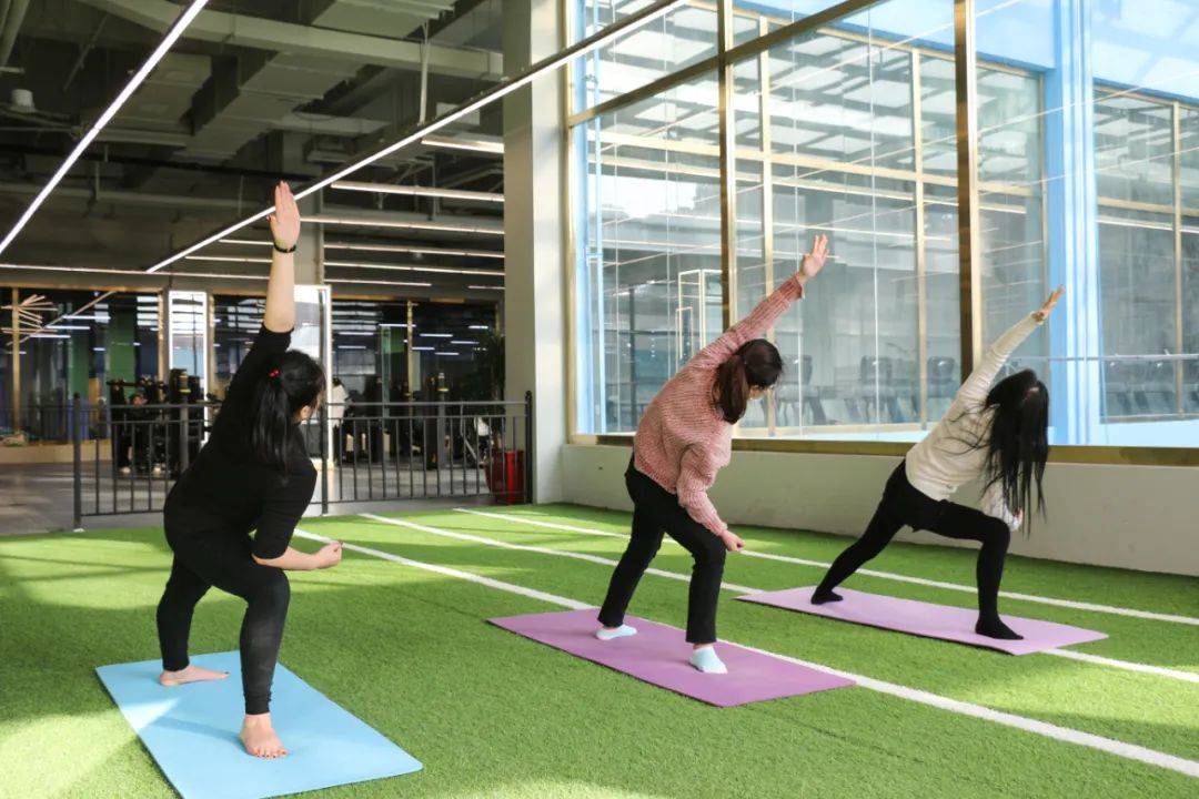  夜间灯光球场投入使用，上班族下班后挥拍健身