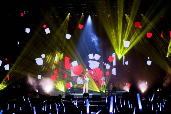  电竞场馆座无虚席，粉丝热情点燃赛场氛围  