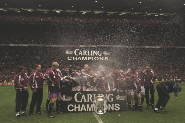  英超双红会激情上演，传统豪强狭路相逢